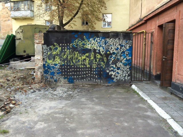 THE BEAUTIFUL FORMULA COLLECTIVE, “SYMPHONIE N1″, Daniel Geiger, Oleksiy Koval, Kuros Nekouian, Veronika Wenger. Days of Performance Art in Lviv 2014, Vul. Mulyars'ka 2a. Photo © BFC