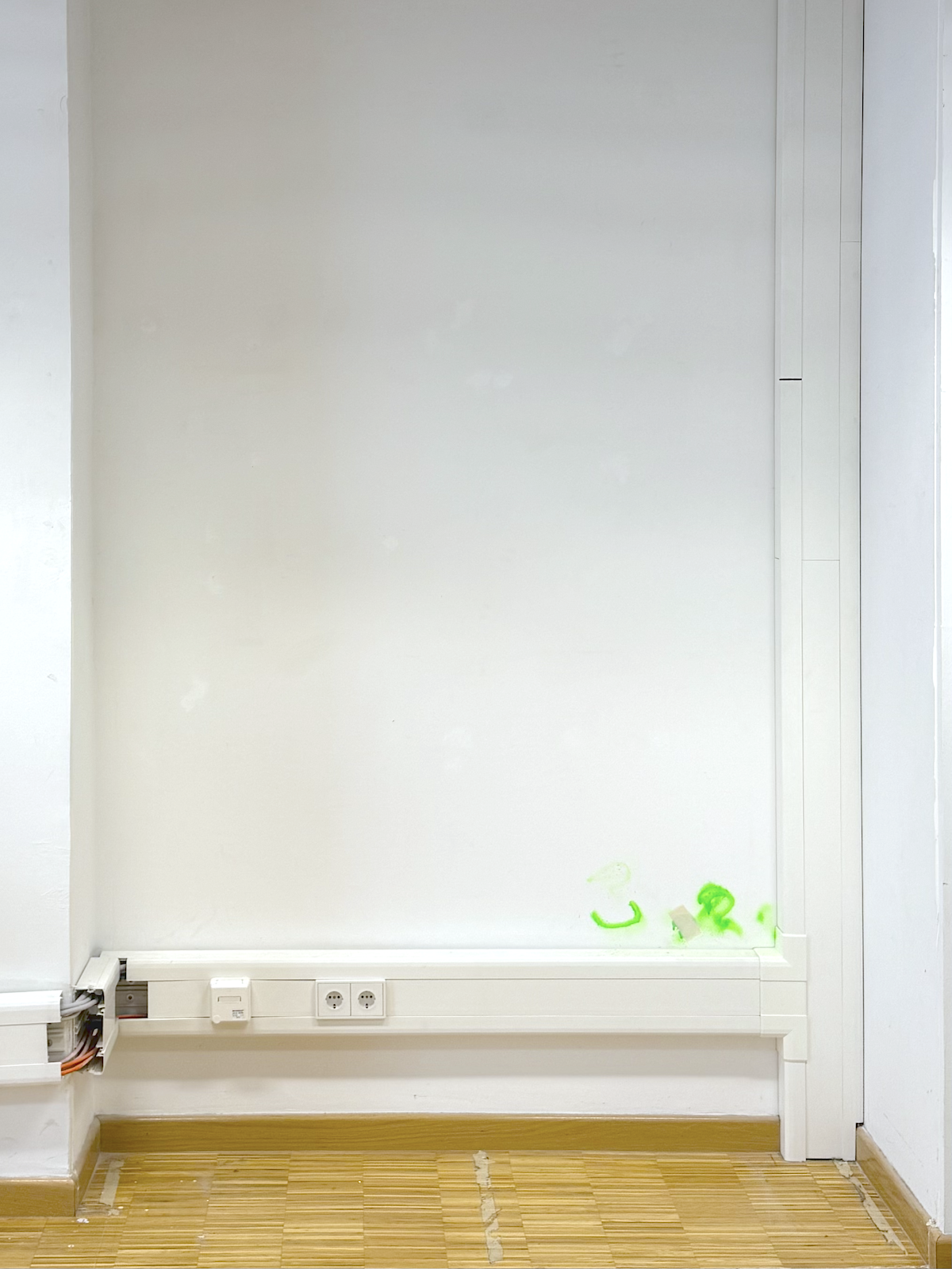 Eins, zwei, eins, drei
Oleksiy Koval, 2025
Köşk, Munich
230 x 150 cm, spray, tape on wall
Photo: rhythmsection.de