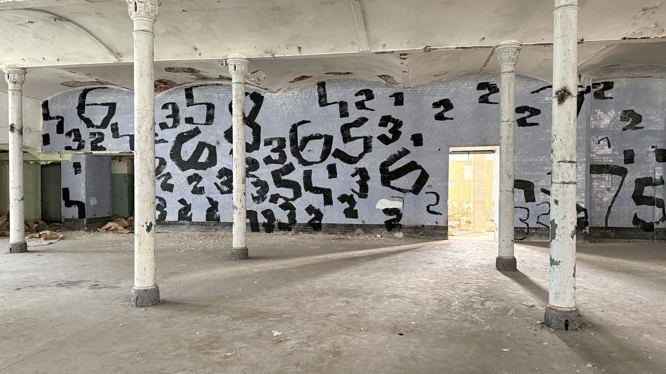 Must sinivalgel (Detail)
Oleksiy Koval, 2026
approx. 4 m × 30 m, wall paint on tiles
Kreenholmi Manufaktuur, Narva