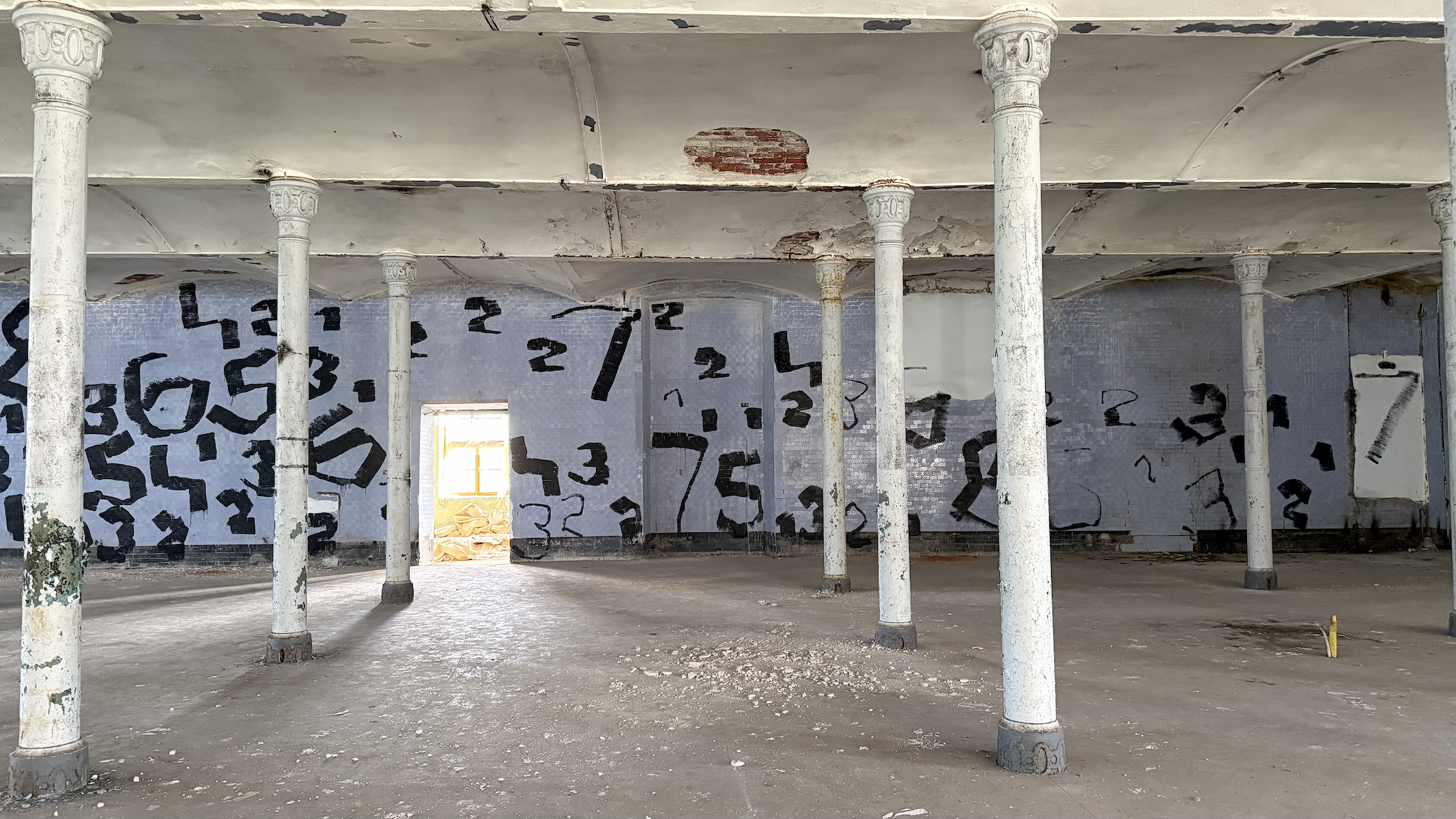 Must sinivalgel (Detail)
Oleksiy Koval, 2026
approx. 4 m × 30 m, wall paint on tiles
Kreenholmi Manufaktuur, Narva