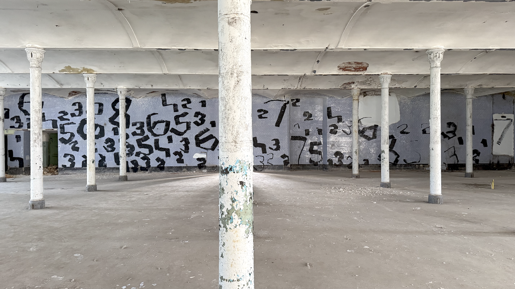 Must sinivalgel
Oleksiy Koval, 2026
approx. 4 m × 30 m, wall paint on tiles
Kreenholmi Manufaktuur, Narva