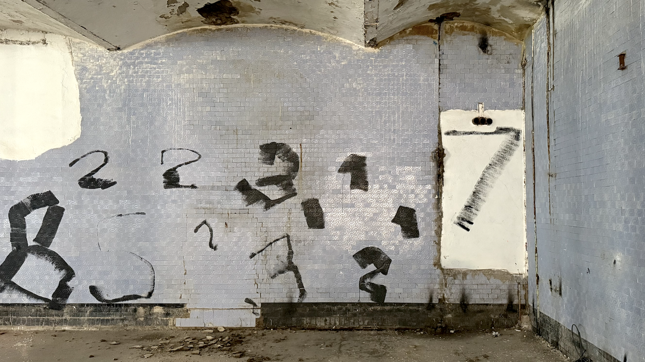 Must sinivalgel (Detail)
Oleksiy Koval, 2026
approx. 4 m × 30 m, wall paint on tiles
Kreenholmi Manufaktuur, Narva