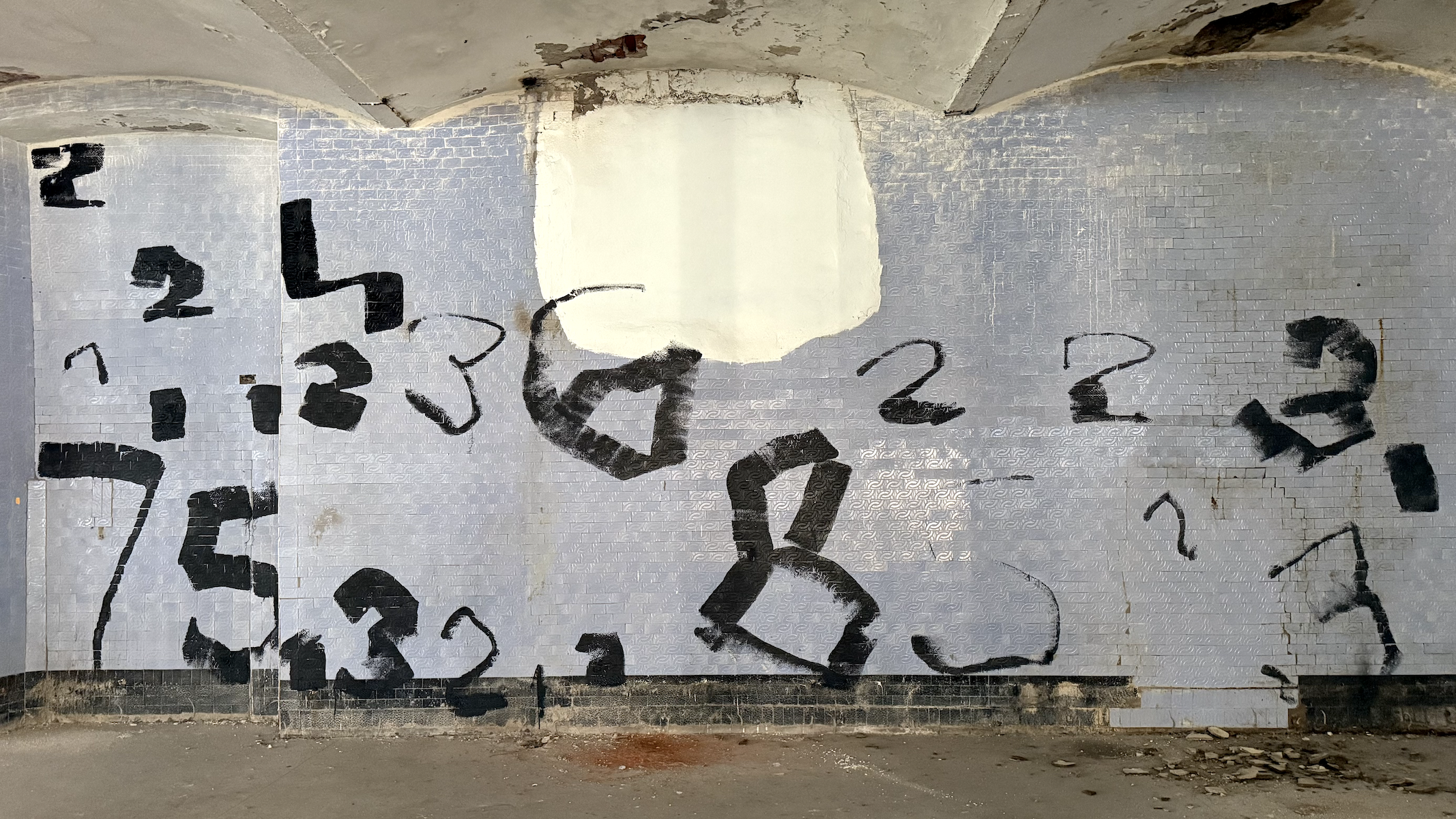 Must sinivalgel (Detail)
Oleksiy Koval, 2026
approx. 4 m × 30 m, wall paint on tiles
Kreenholmi Manufaktuur, Narva