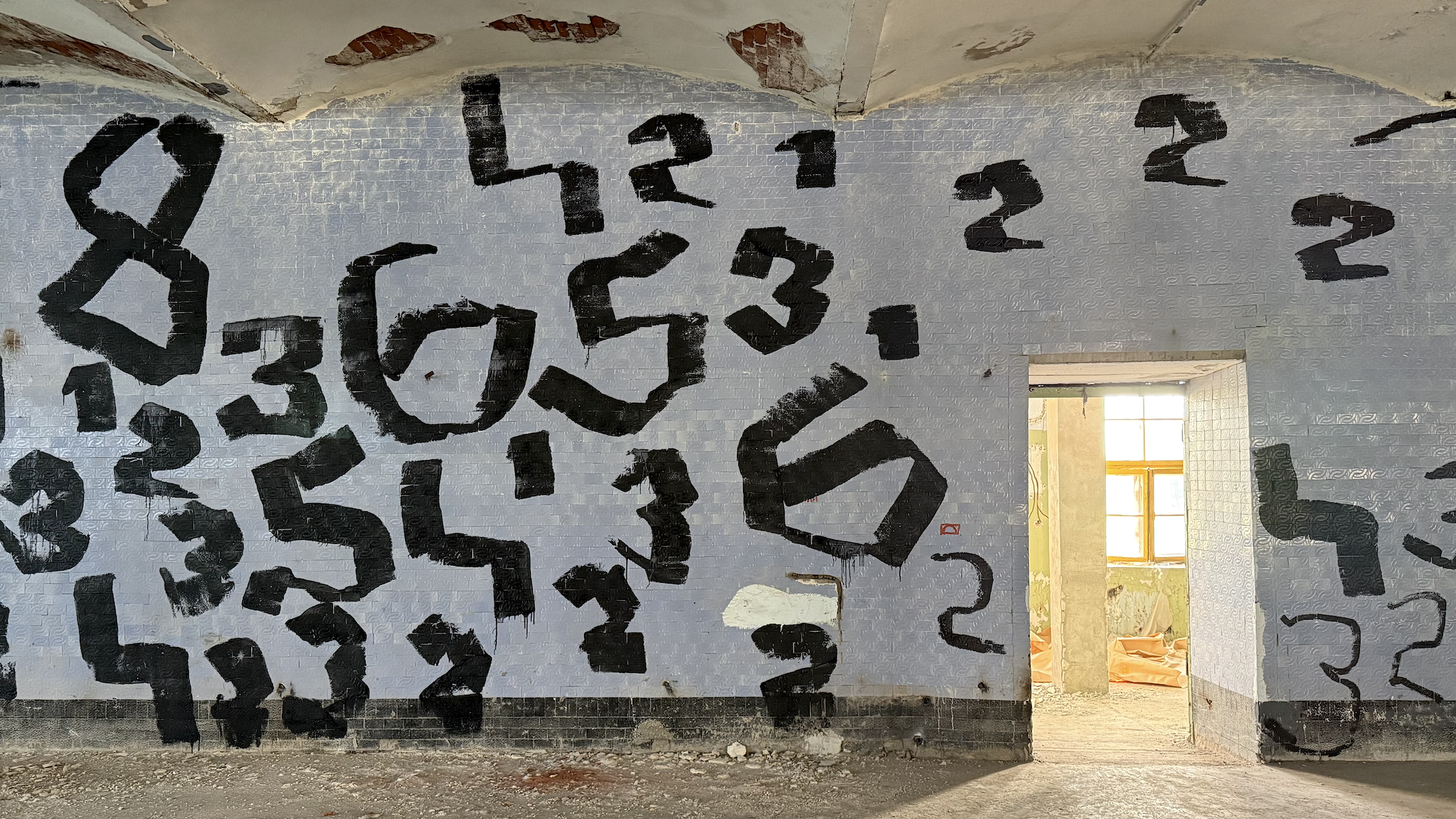 Must sinivalgel (Detail)
Oleksiy Koval, 2026
approx. 4 m × 30 m, wall paint on tiles
Kreenholmi Manufaktuur, Narva