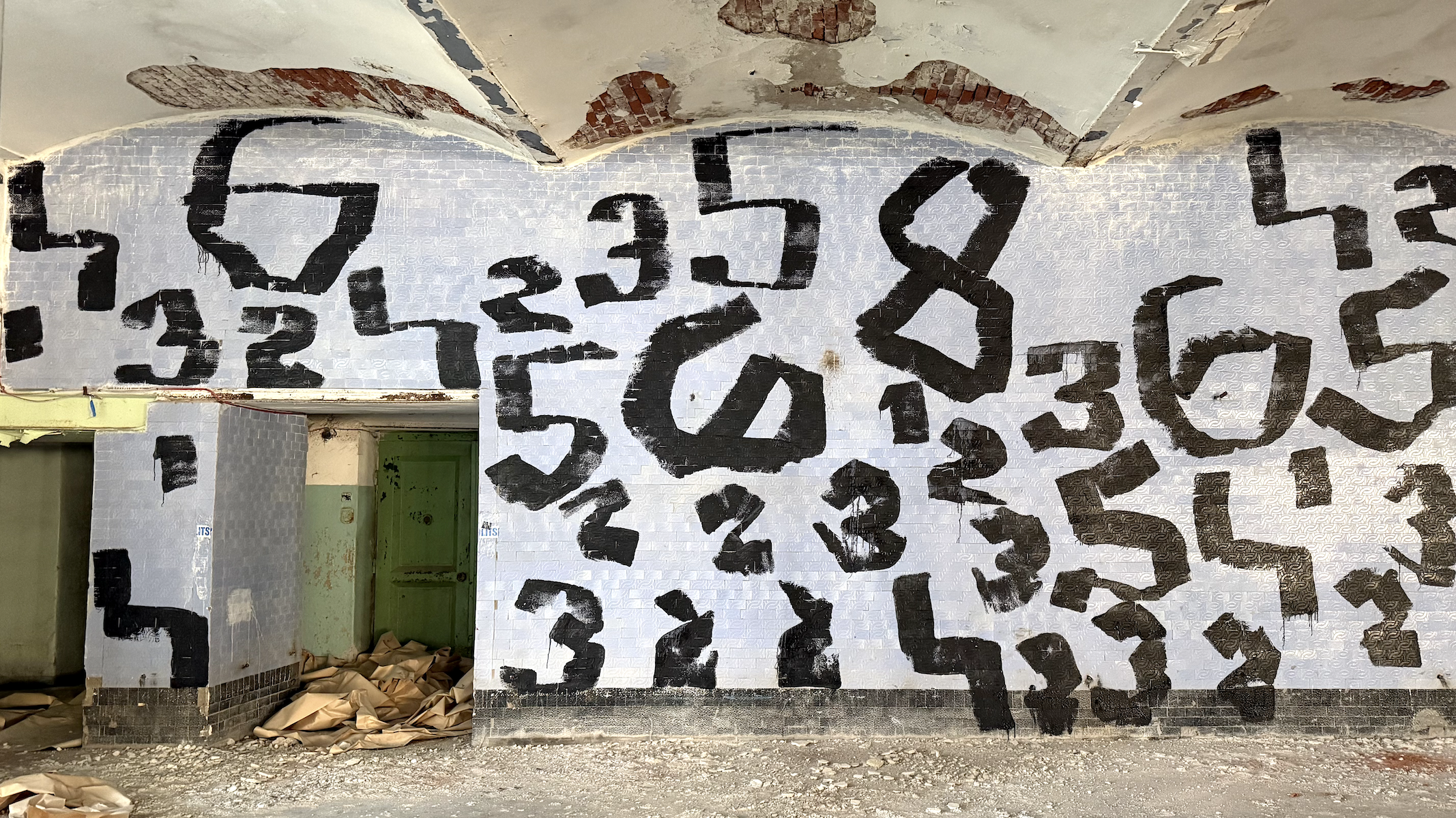 Must sinivalgel (Detail)
Oleksiy Koval, 2026
approx. 4 m × 30 m, wall paint on tiles
Kreenholmi Manufaktuur, Narva