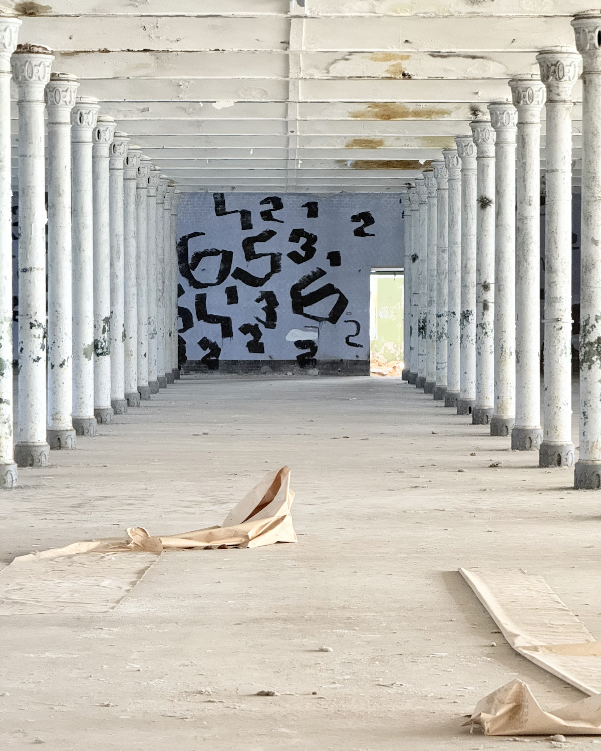 Must sinivalgel (Detail)
Oleksiy Koval, 2026
approx. 4 m × 30 m, wall paint on tiles
Kreenholmi Manufaktuur, Narva