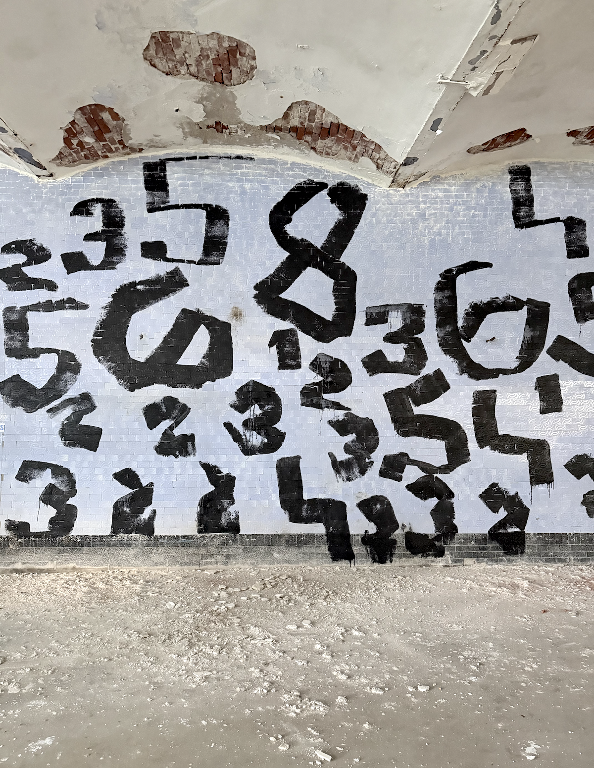 Must sinivalgel (Detail)
Oleksiy Koval, 2026
approx. 4 m × 30 m, wall paint on tiles
Kreenholmi Manufaktuur, Narva